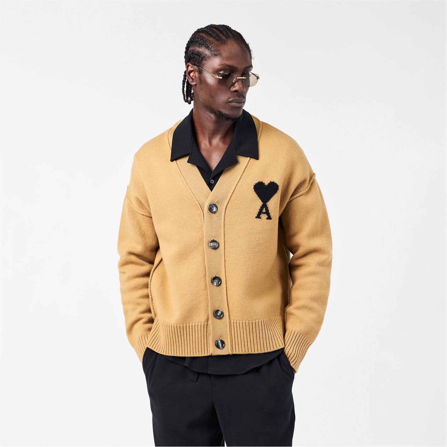 T&T　Ami PARISカーディガン 2025FW キャメルL AMI PARIS | Mens De Coeur Cardigan | Camel/Black 288 | FRASERS Ireland