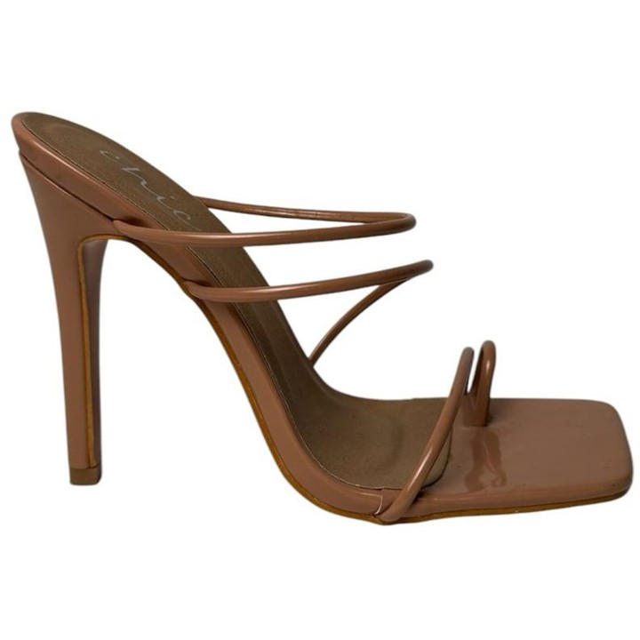 Chic Toe Loop Sandal In Brown