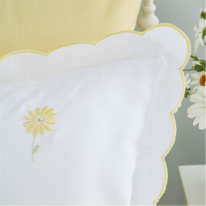 Catherine Lansfield Lorna Embroide Daisy Duvet Cover Set White