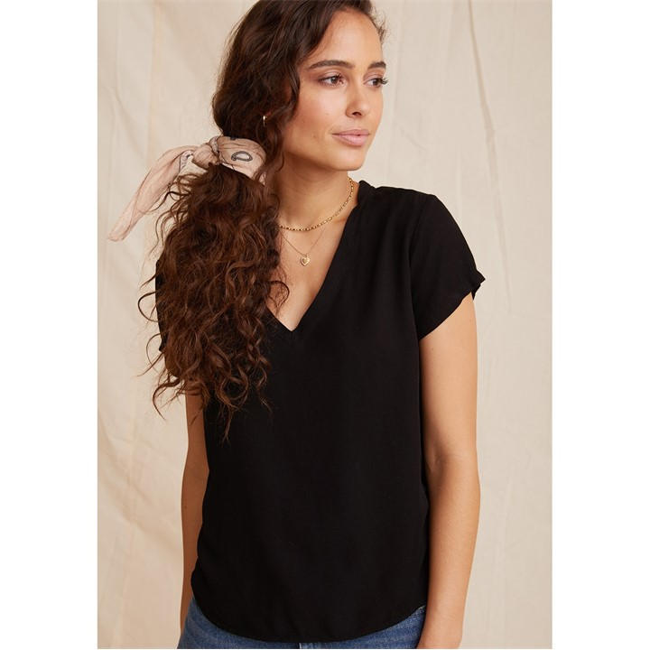 Bella Dahl V Neck Ts In Black