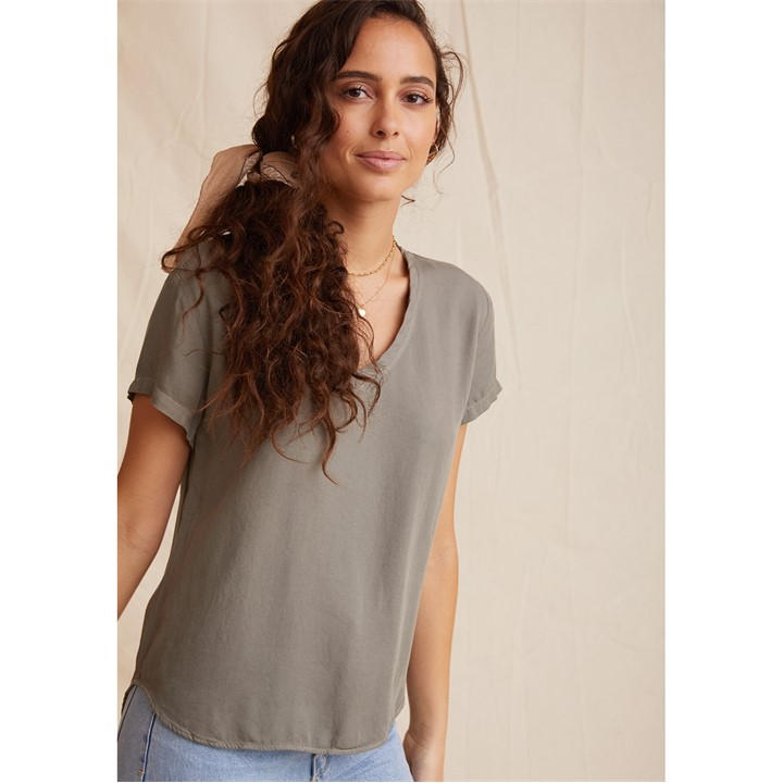Bella Dahl V Neck Ts In Green