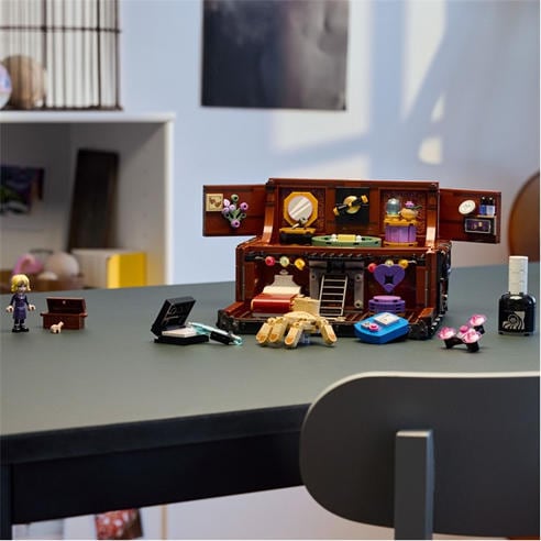 LEGO - Wednesday Thing’s Apartment Toy with Mini Dolls 76785