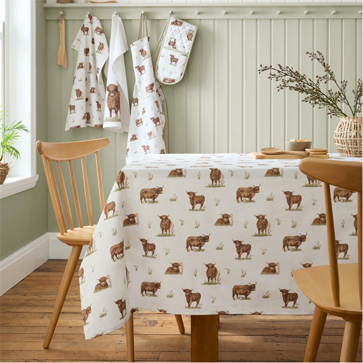 Catherine Lansfield Unisex Beige Angus Highland Cow Cotton Table Cloth 137X178cm